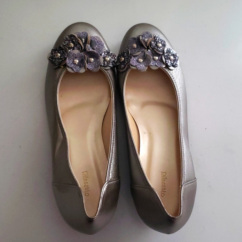 Silver wedge with cute flowers on top